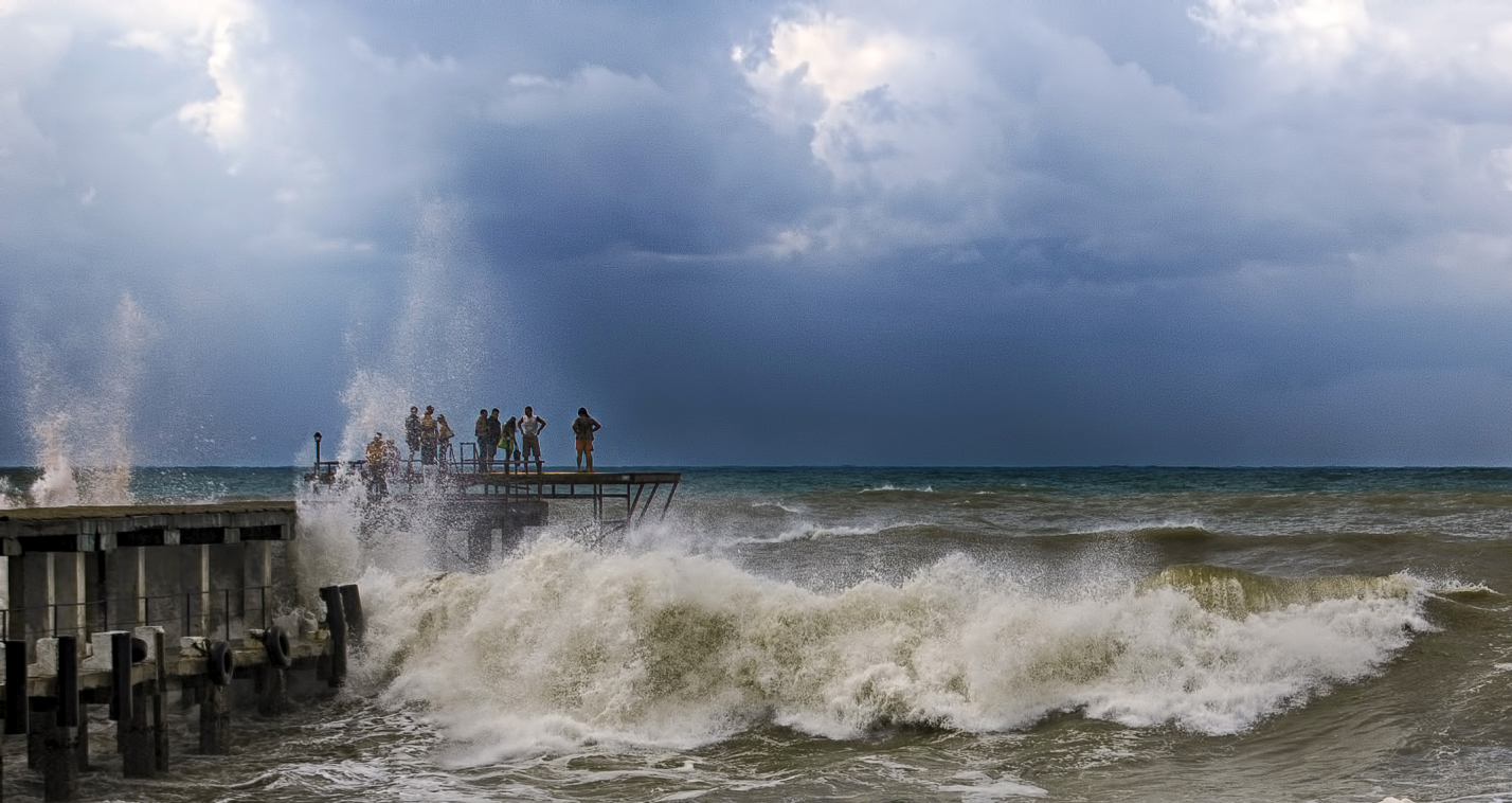 Лазаревское сухум. Шторм на черном море в Сочи. Черное море шторм Анапа. Волнорезы Адлер. Шторм Сочи 2023.