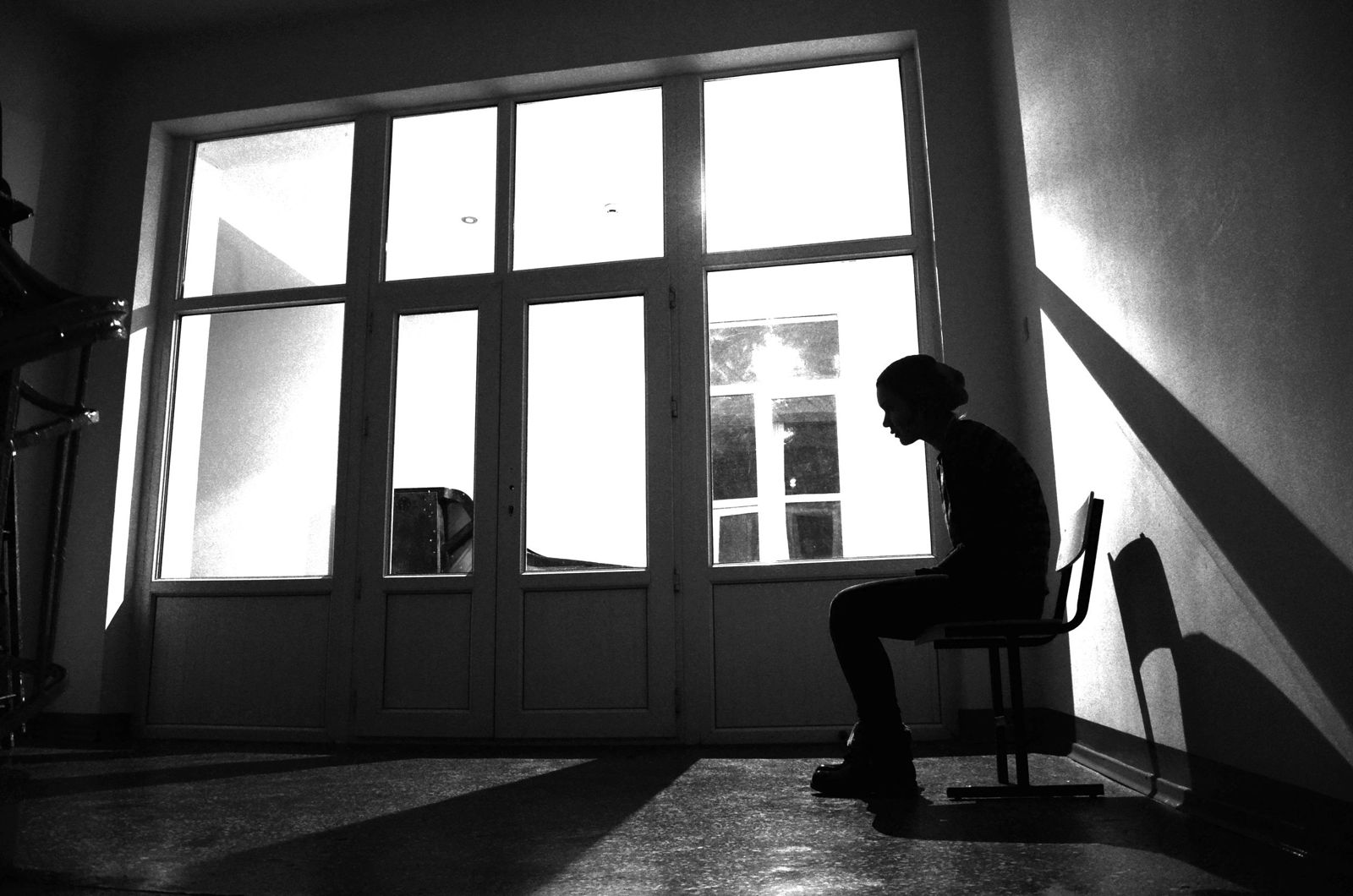 Живу в пустой квартире. Одиночество в комнате. Одинокий человек в комнате. Силуэт на фоне окна. Черно белое одиночество.