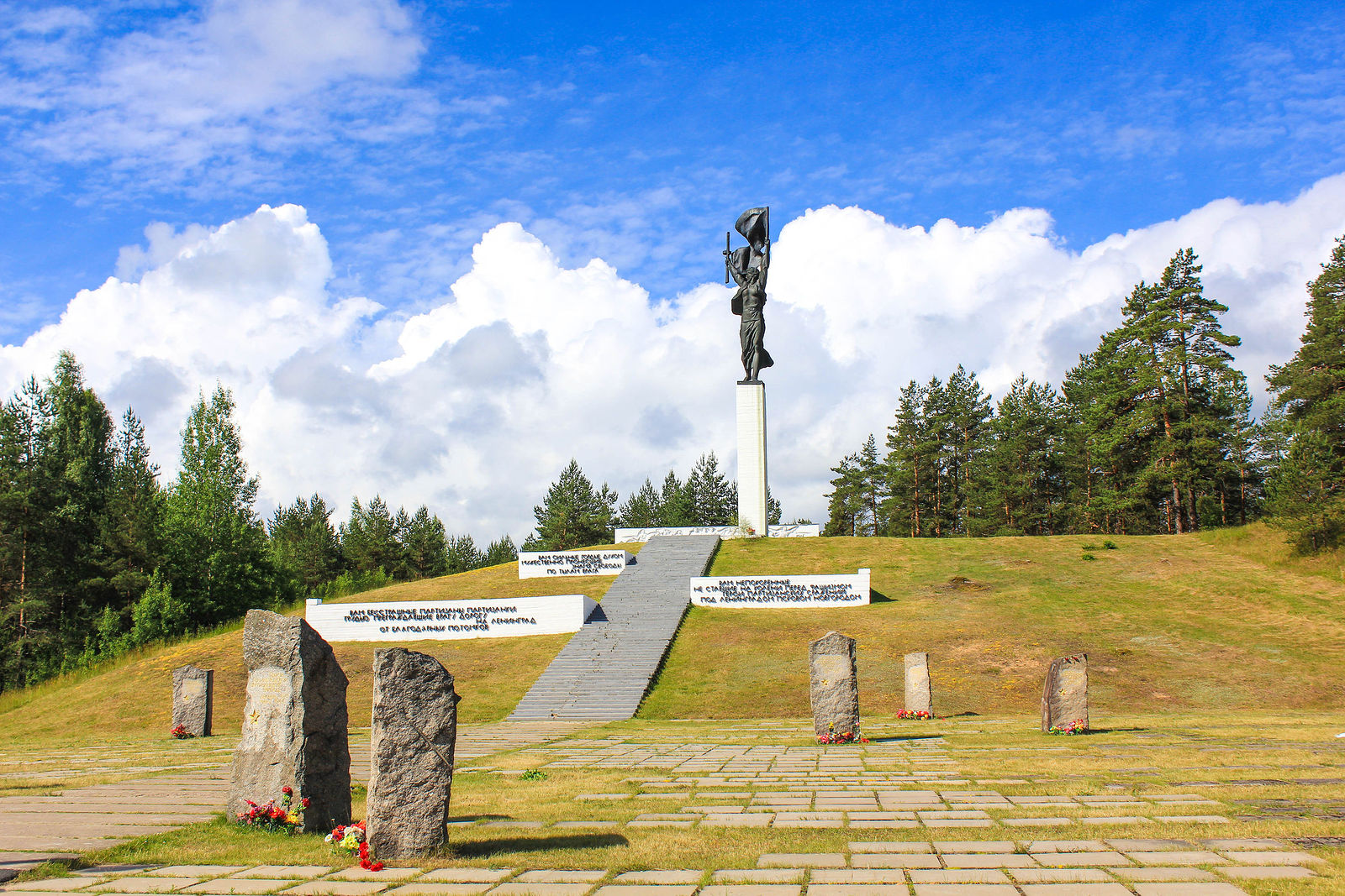 Монумент Партизанская Слава Луга