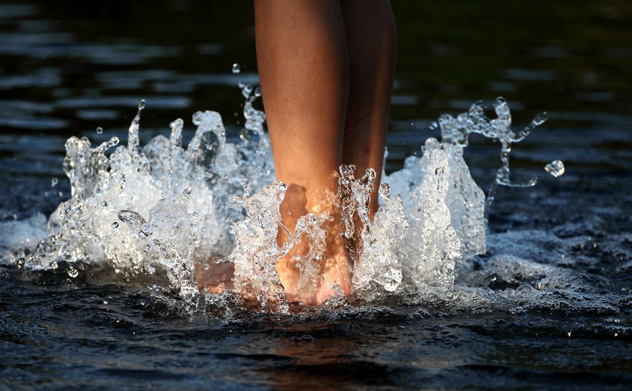 Волнующий воду. Девушка в брызгах воды. Ноги в воде. Фотосессия с брызгами воды. Брызги воды озеро.