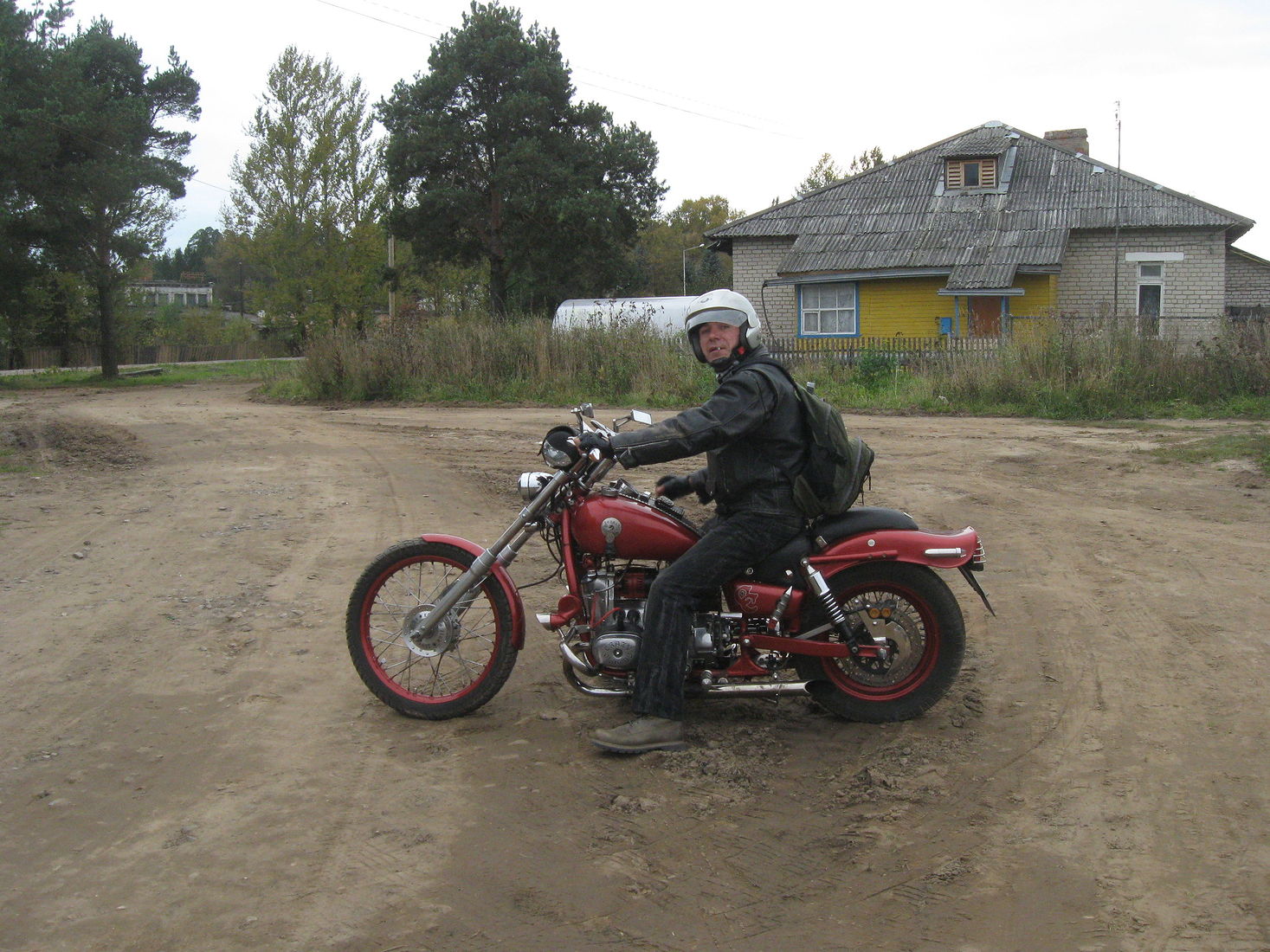 Байки про деревню. Деревенский мотоцикл. Мотоцикл в деревне. Мопед деревенский. На мотоцикле по деревне.