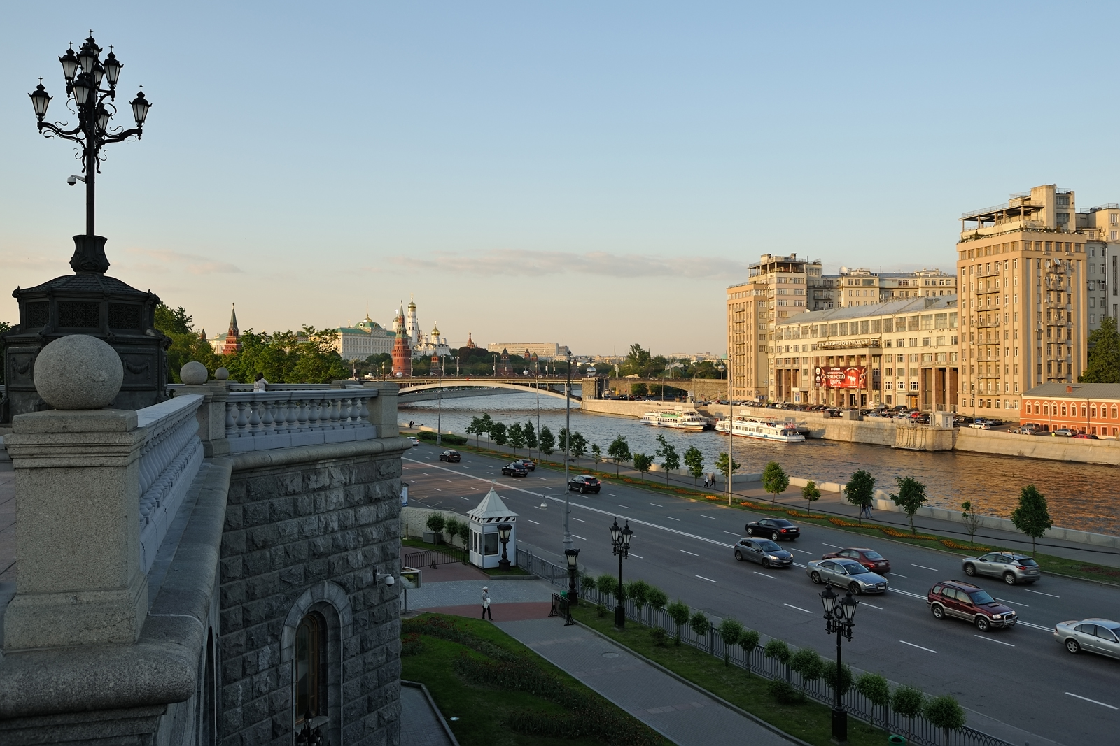 Набережная здания. Дом на набережной в Москве. Вид с Патриаршего моста на Берсеневскую набережную. Театр на набережной Москвы реки. 