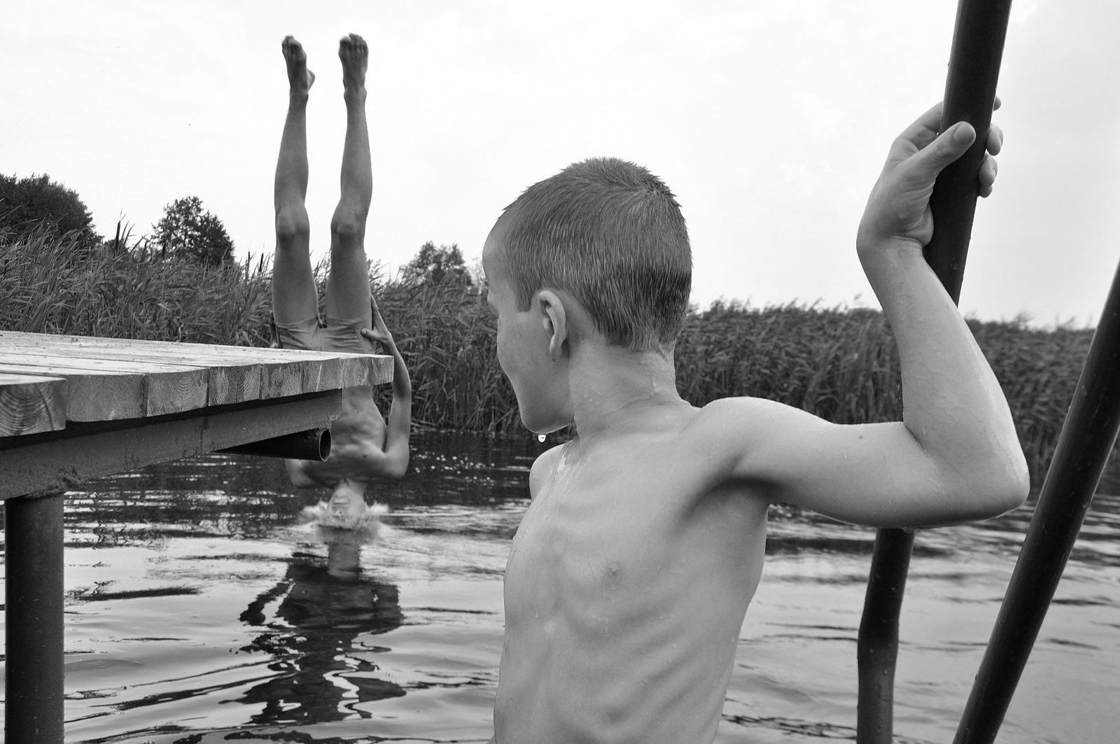 Коля купается. Мальчики на речке. Пацаны купаются. Мальчик на реке. Мальчики на озере.