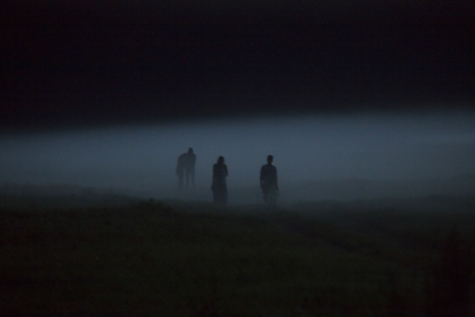 Будете видеть в тумане. Человек в тумане. Ночь туман человек. Тень человека в тумане. Фигура в тумане.