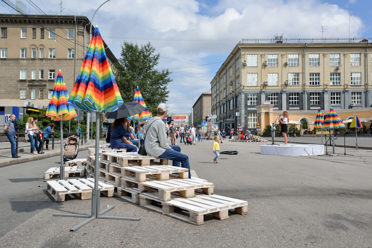 Жизнь в новосибирске. Арбат Новосибирск. Пешеходная улица Ленина в Новосибирске. Площадь Ленина Новосибирск пешеходная улица. Ярмарка на пешеходной улице.