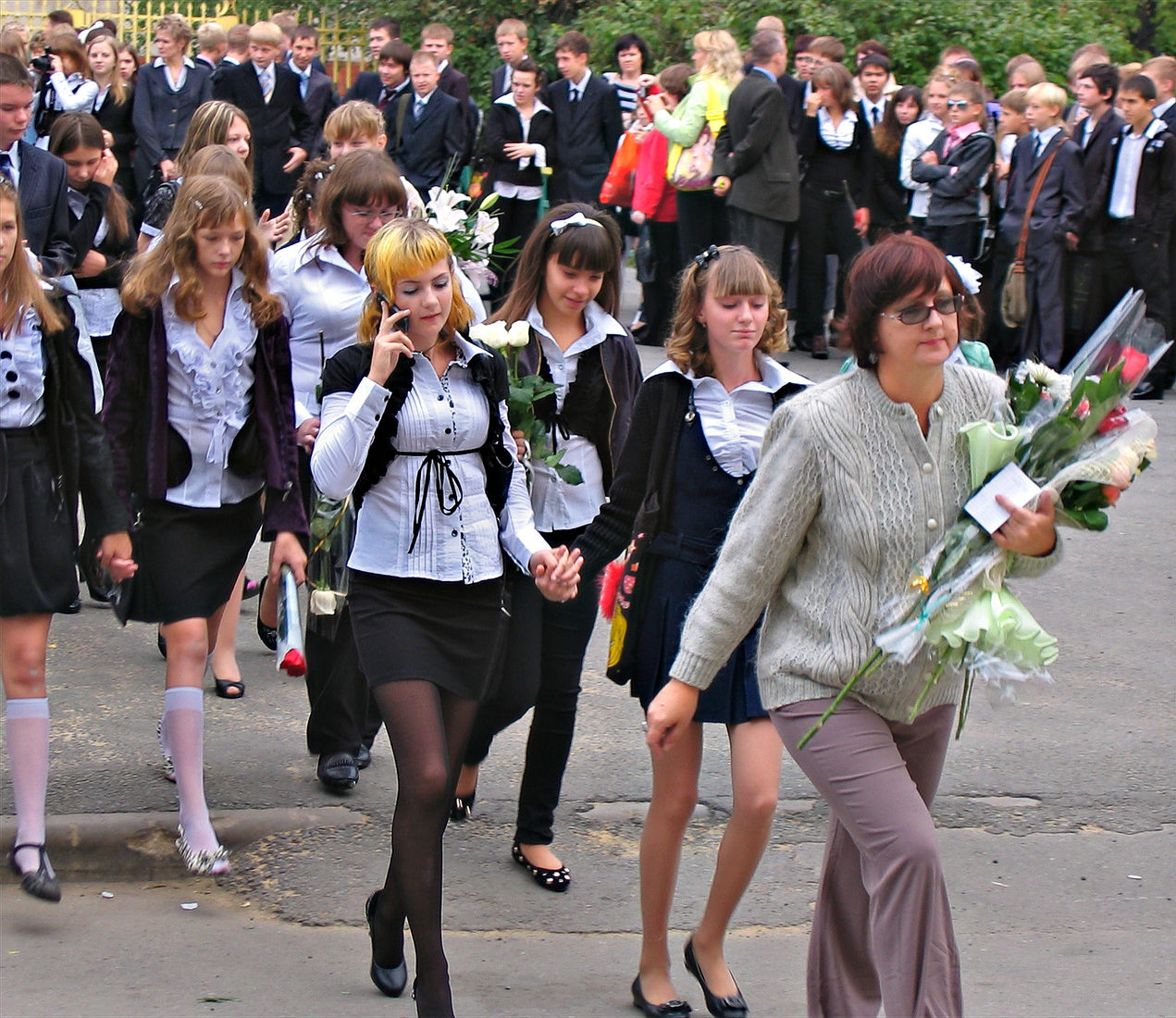 Под школой. Снова в школу. 1 Сентября снова в школу. 1 Сентября опять в школу. Снова в школу фото.