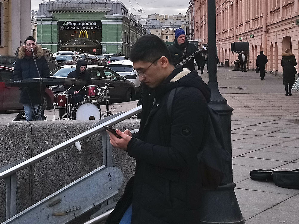 Прохожий и музыканты