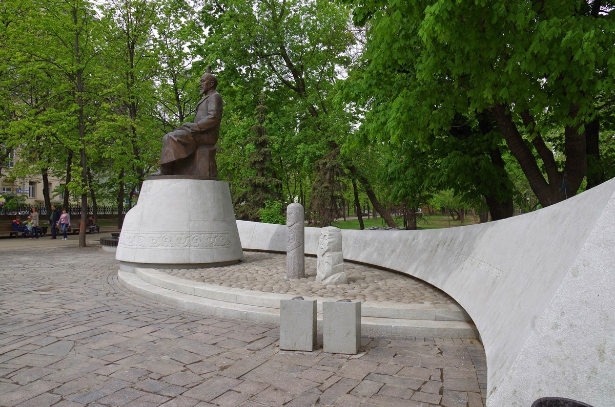 Чистопрудный бульвар памятник. Памятник Абаю в Москве на Чистопрудном бульваре. Памятник Кунанбаеву на чистых прудах. Памятник на Чистопрудном бульваре казахскому. Памятник Абаю Кунанбаеву в Москве.