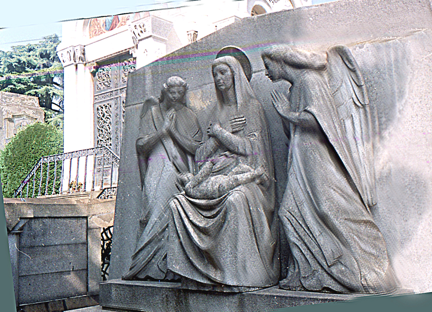 Найдите фрагменты монумента. Monument in the Cemetery. Девушка в памятнике архитектуры фото.