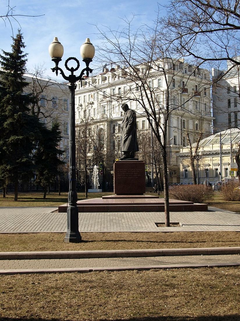 Страстной бульвар москва. Страстной бульвар памятники. На Тверском бульваре страстной.