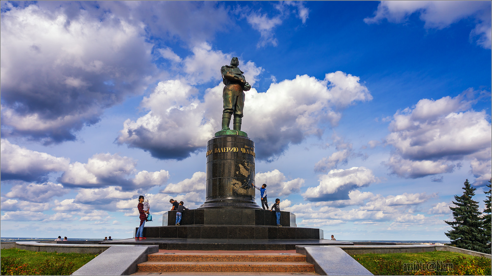 Памятник Чкалова в Оренбурге