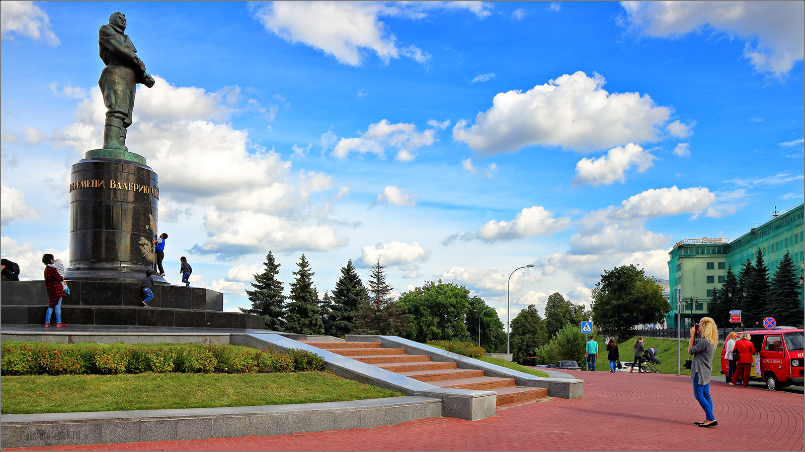 памятник чкалову в нижнем новгороде фото