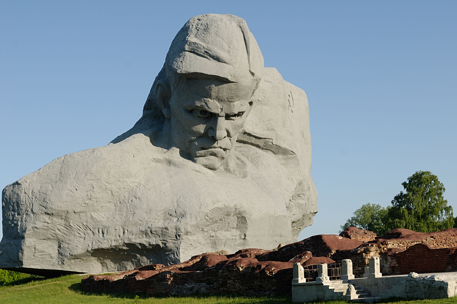 Главный памятник. Знаменитые памятники войны фото. Город герой Москва фото памятников.