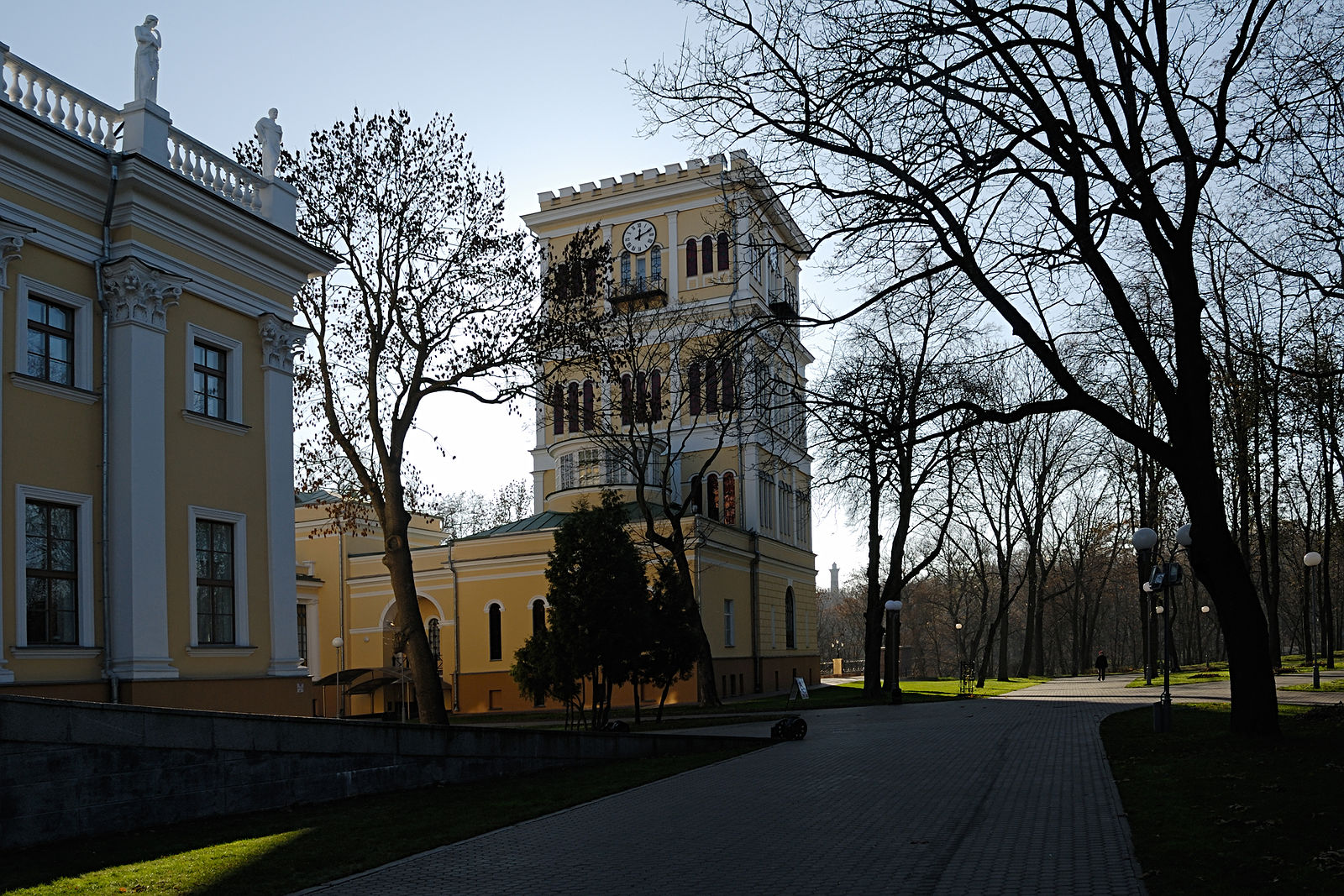 Гомельский парк Румянцевых и Паскевичей. Усыпальница Паскевичей в Гомеле. Гомель замок Паскевича фото. Гомель дворец Паскевичей старые.