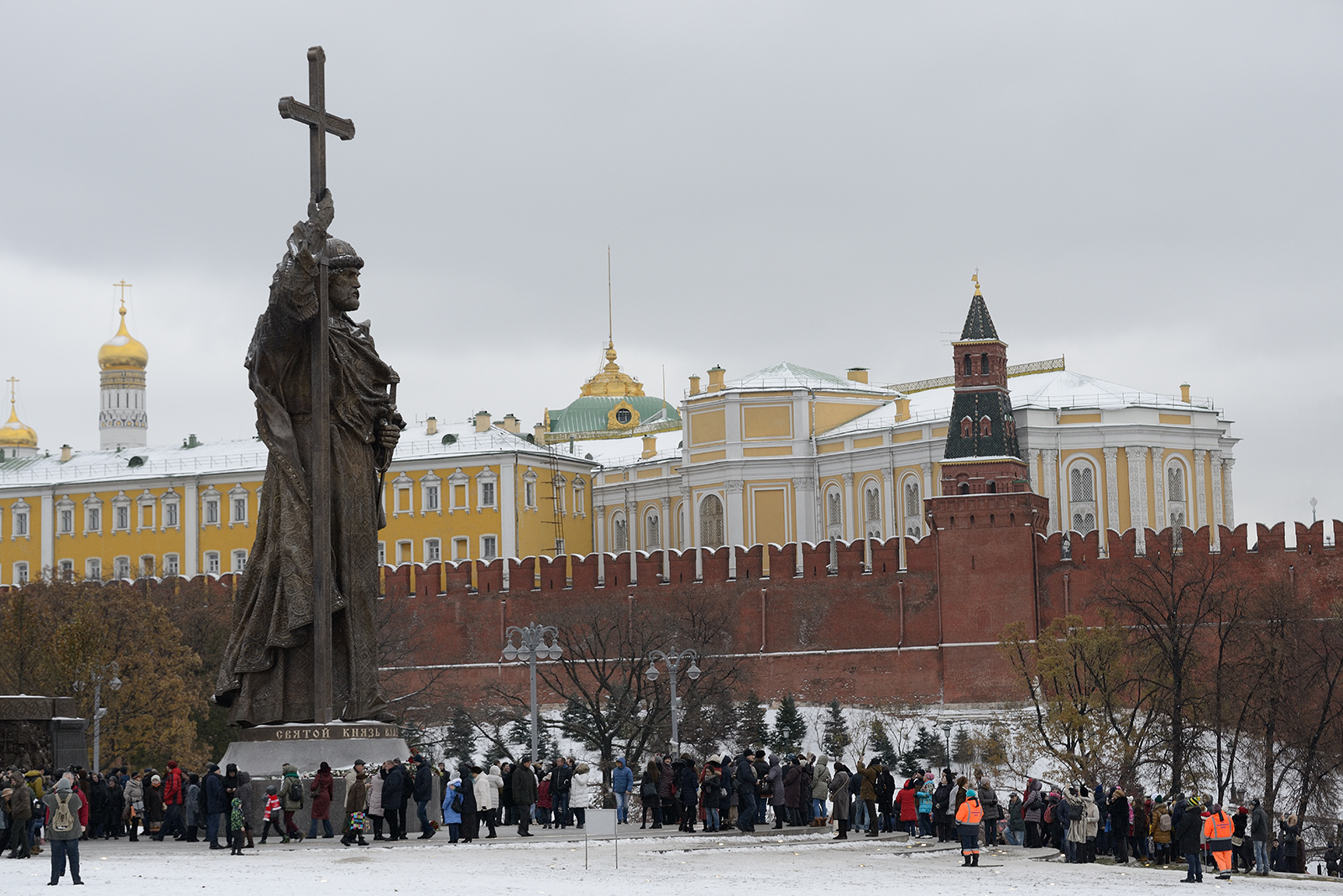 Памятник Владимиру в Москве на красной площади