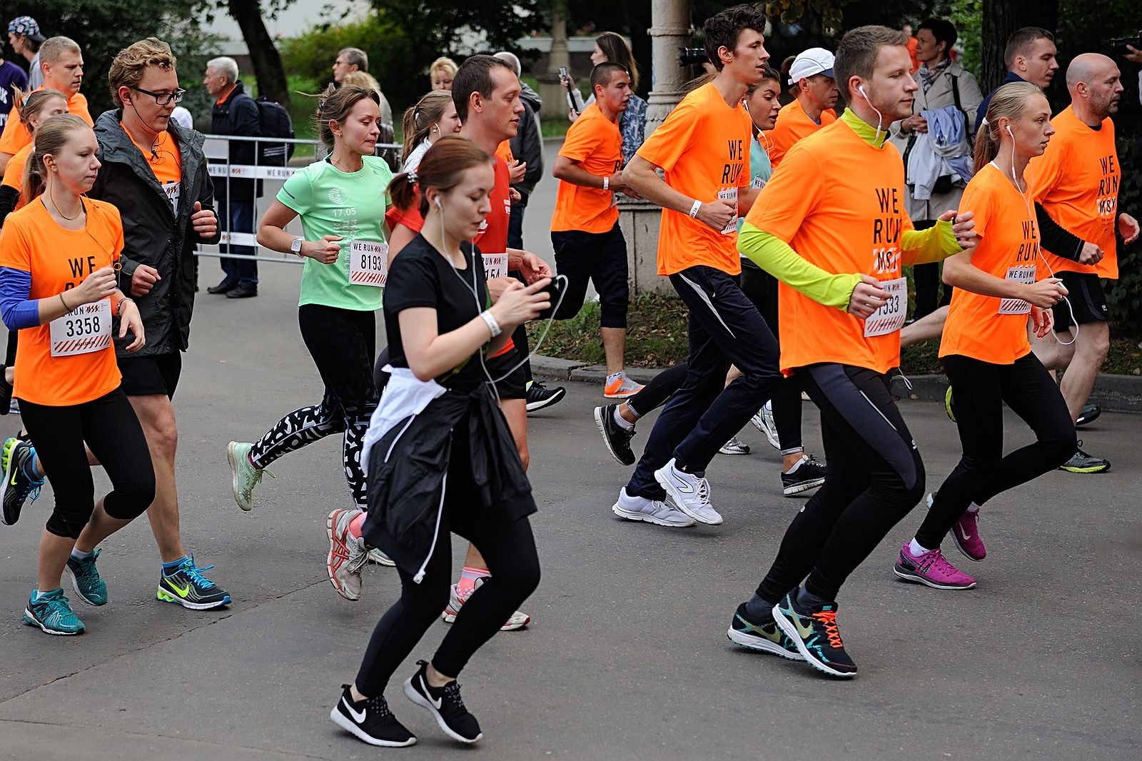 Бежит москва песня. We Run Moscow 2015. Бег Москва. Nike Run Moscow 2012. Забег Москва школы.