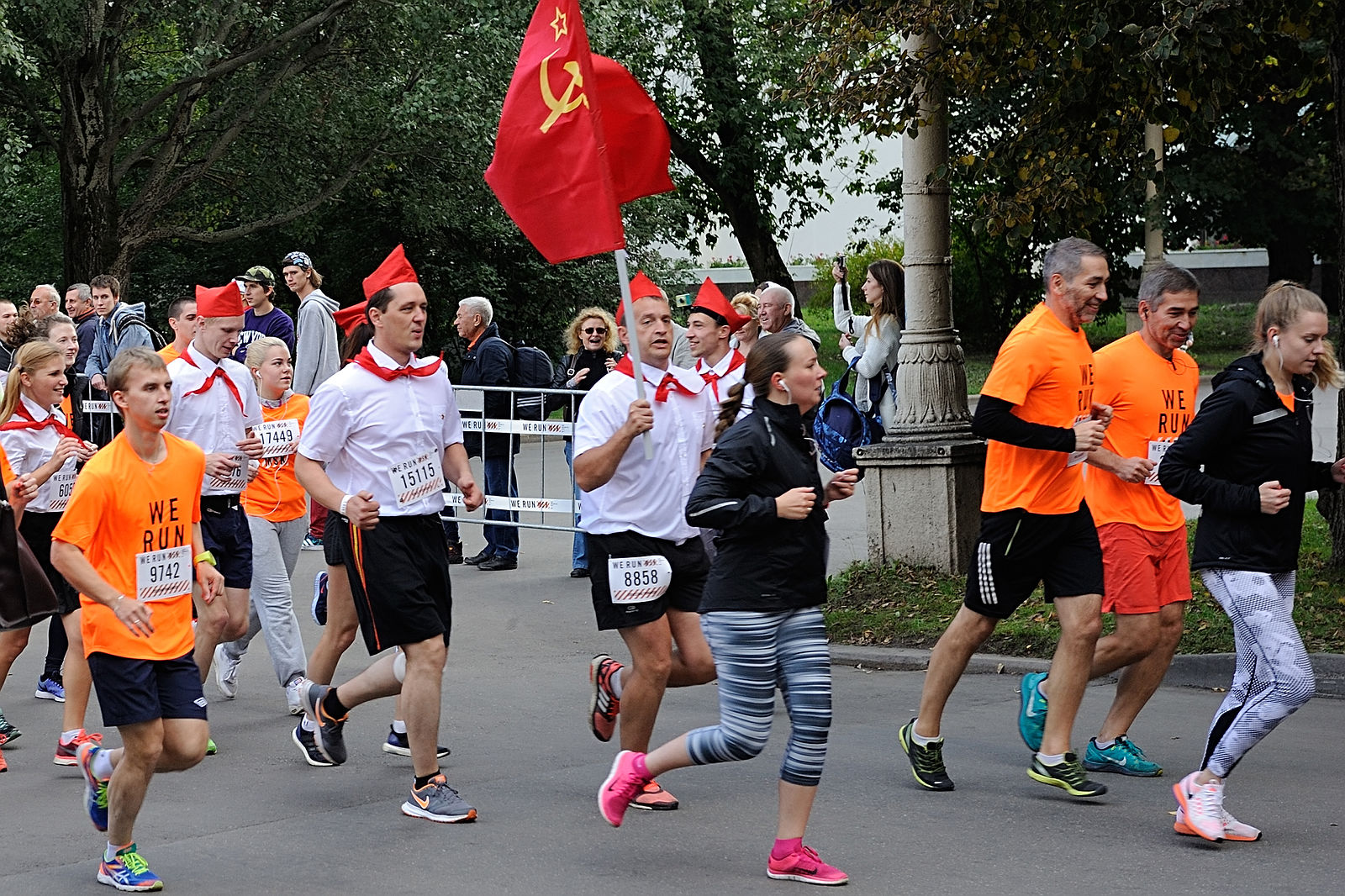 Спорт в москве сегодня. We Run Moscow 2015. Спорт в Москве. Москва спортивная. Забег Москва школы.