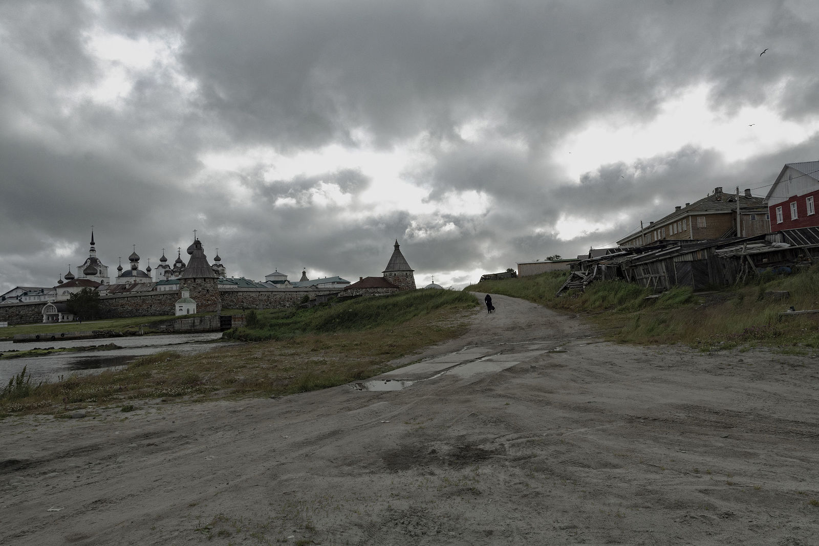 Фото проходите. Соловки дорога. Соловецкий остров дорога. Иванов Соловки. Соловки сериал.