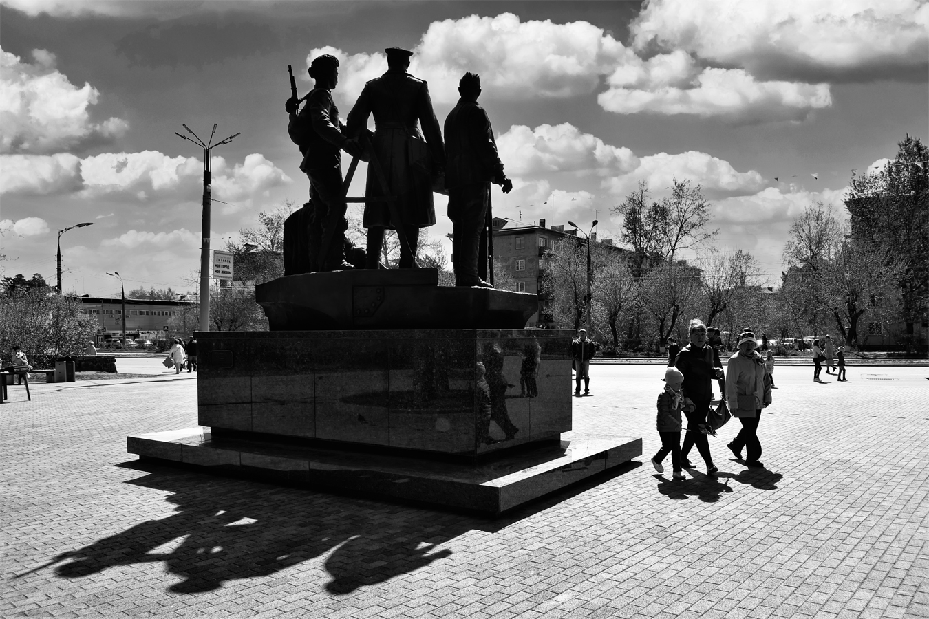 Первостроители лангепаса. Памятник строителям Ангарск. Памятник строителям Ставрополь. Памятник строителю Екатеринбург. Памятник строителям Ульяновск.