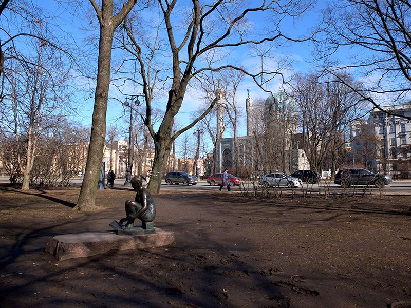 Скульптуры в Александровском парке 