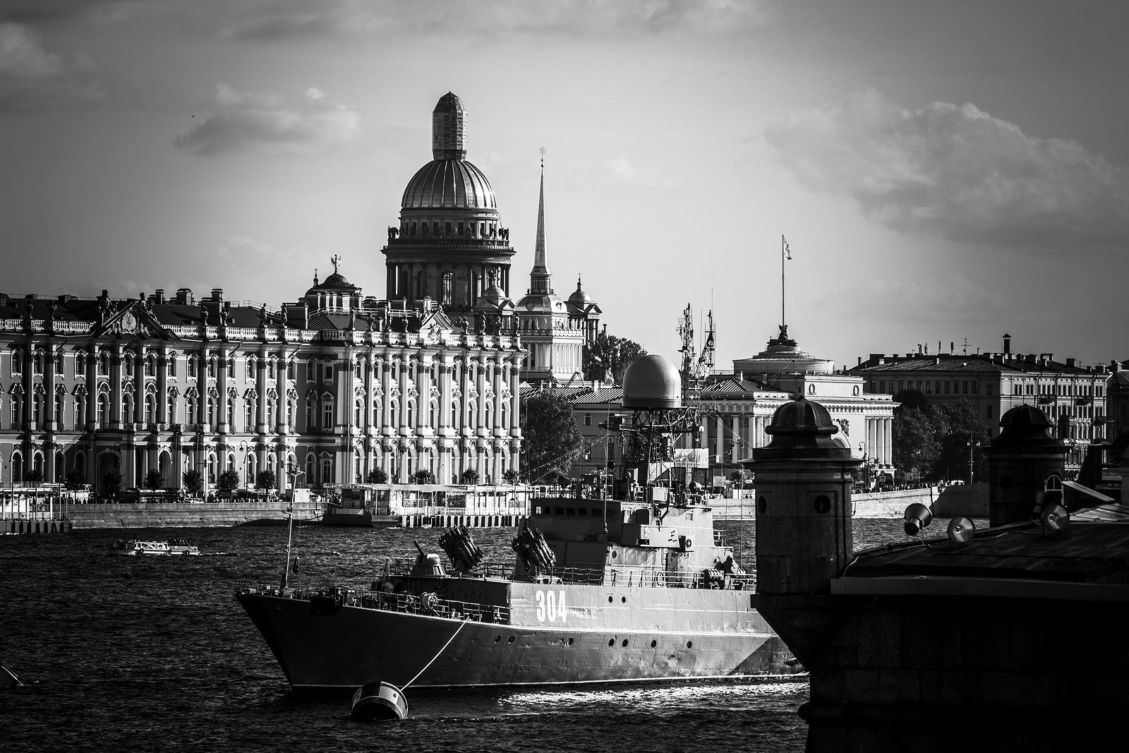 Санкт петербург черно белые фото. Нева черно белое фото. Река Нева черно белая. Адмиралтейство СПБ черно-белый фото. Черно белое фото реки Невы в Санкт Петербурге чёрно белое фото.