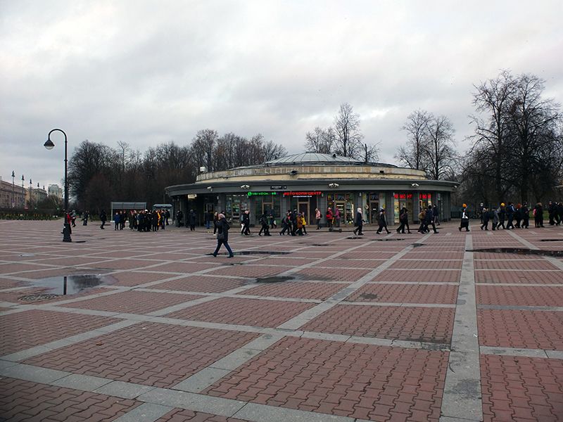 Сквер метро. Метро парк Победы фото с улицы. Парк Победы метро. СПБ метро Московское сквер фото. Парк в ноябре.