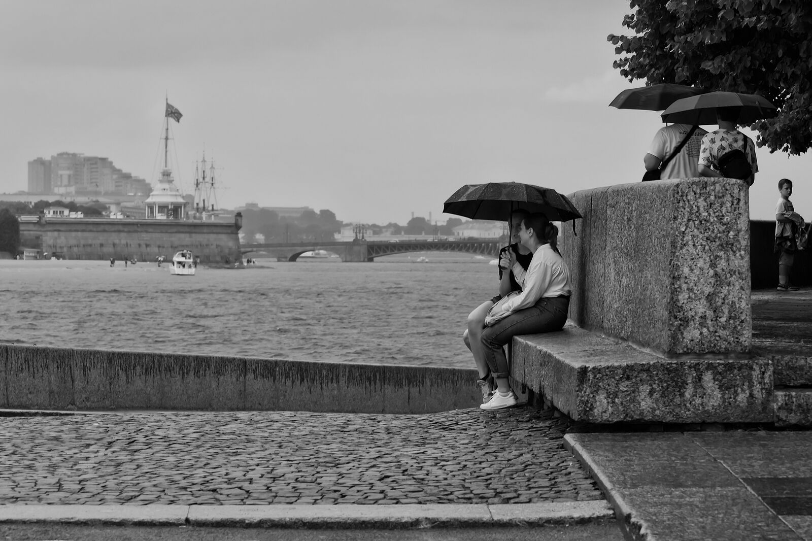 Дожди в питере в июле. Черно белые картинки. Санкт-Петербург летом. Фотосессия в Питере под дождем. Дождь в Питере фото.