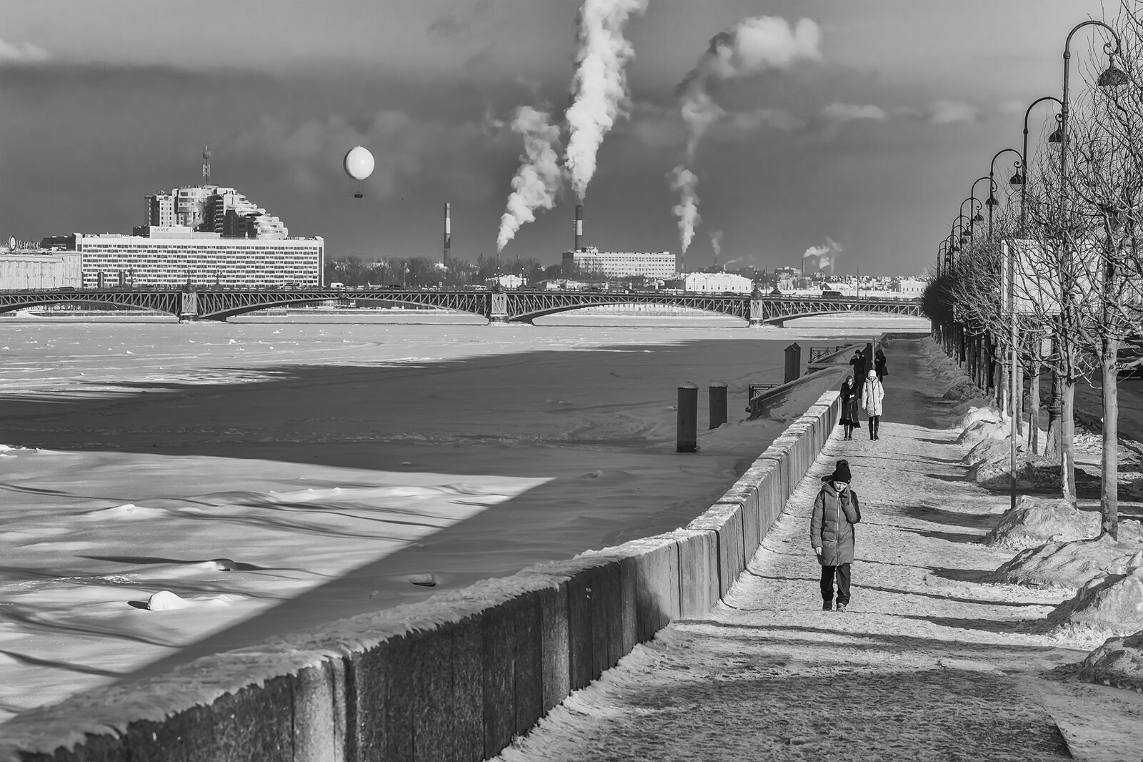 Вверх вдоль. Санкт-Петербург зимой. Белый мост в Санкт-Петербурге. Мосты из городов. Дым в Питере.