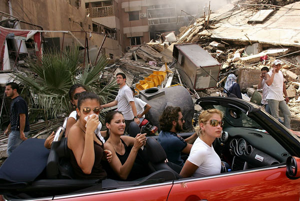 World Press Photo of the Year 2006. © Спенсер Платт/Getty Images. Молодые ливанцы проезжают через разрушенный район южного Бейрута, 15 августа.