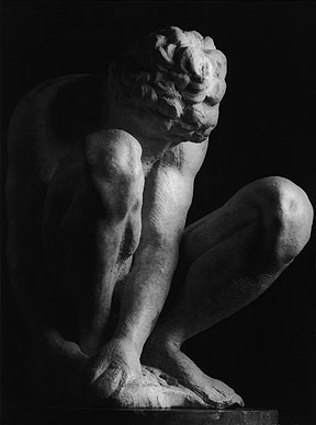 "Скорчившийся мальчик" Микеланджело Буонаротти. Фотография Аурелио Амендолы