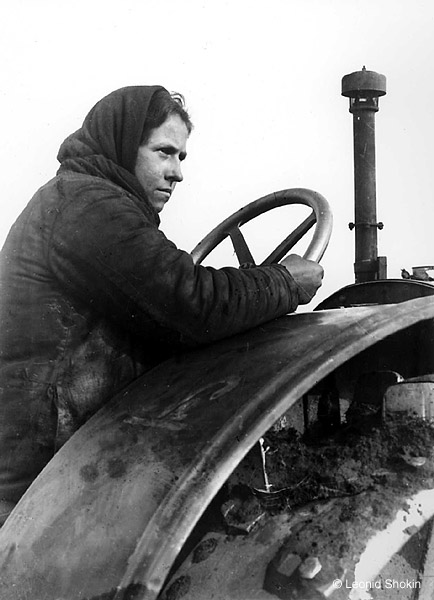 ©Леонид Шокин. «Трактористка. 1930-е гг. <br>  Современный  отпечаток  © Собрание  М.Голосовского»