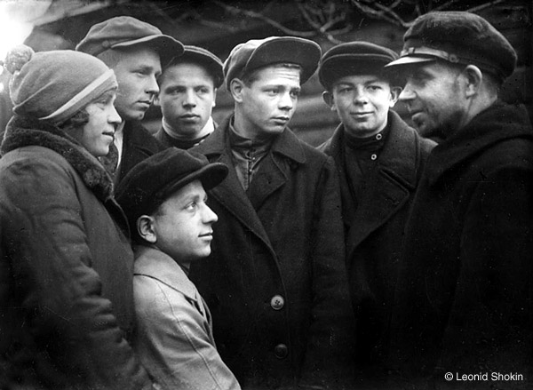 ©Леонид Шокин. «Комсомольский  активист и рабочая   молодежь. 1930-е гг. <br>  Современный  отпечаток  © Собрание  М.Голосовского»