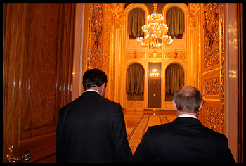 © Олег Климов. Владимир Путин (справа) входит в Андреевский тронный зал