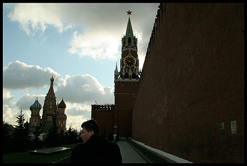 © Олег Климов. Офицер ФСО идет вдоль стены кремлевских могил