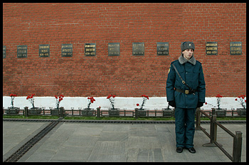 © Олег Климов. Военнослужащий комендатуры Кремля охраняет кремлевские могилы