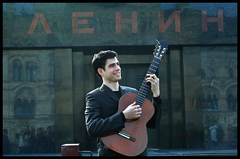 © Олег Климов. Испанский гитарист пробует поиграть на Красной площади
