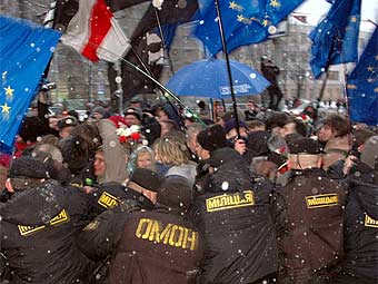 Милиция блокирует шествие оппозиции в Минске. Фото с сайта Александра Милинкевича.