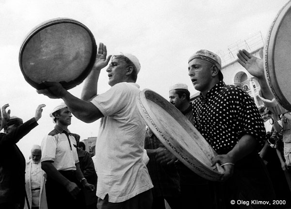 ©Олег Климов. «Чеченский религиозный танец "зикр". Грозный, 1995»
