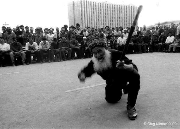 ©Олег Климов. «Чеченский религиозный танец "зикр". Грозный, 1995»