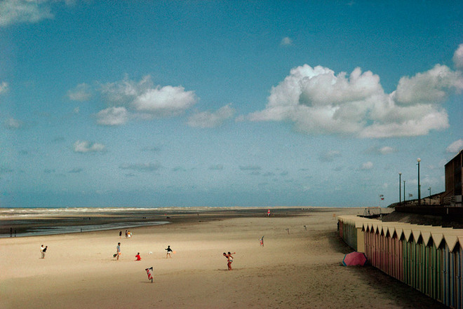 Гарри Груйер. Франция. Регион Пикарди. Залив реки Соммы. Пляж городка Форт Махон. 1991<br>
© Harry Gruyaert/Magnum Photos