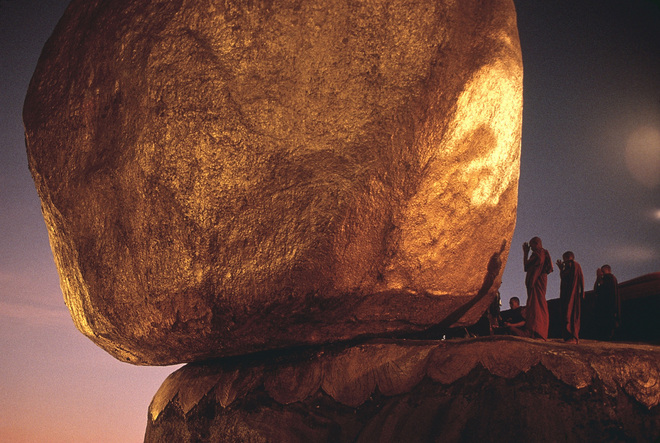Steve McCurry. The golden Rock, Boulden Shwe Pye Daw, Kyaiktiyo, Burma, 1994
Magnum Photos