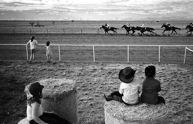 1st prize Sports Features Singles<br />
<b>Andrew Quilty</b>, Australia, Oculi for Australian Financial Review Magazine<br />
<i>Children watch horses compete at Maxwelton races, Australia</i>