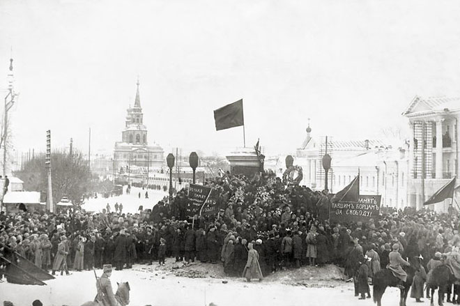 Похороны погибших в боях с казаками атамана А. Дутова. Февраль 1918