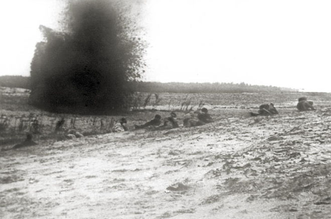 Наступление красноармейской части под огнем артиллерии. 1919 (ГАСО)