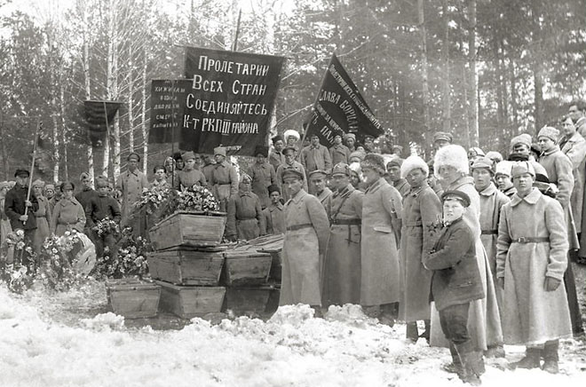 Похороны погибших в борьбе с антибольшевистскими восстаниями. <br />Екатеринбург. 1921 (ГАСО)