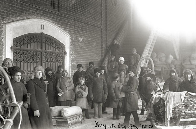 Крестьяне Екатеринбургского уезда сдают хлеб по продразверстке. <br />Декабрь 1920 (ГАСО)