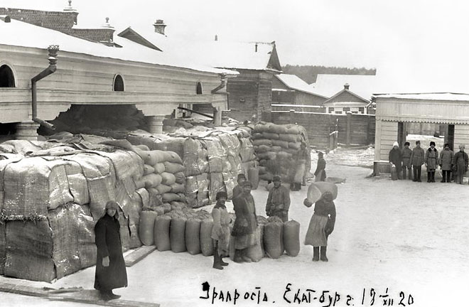 Крестьяне Екатеринбургского уезда сдают хлеб по продразверстке. <br />Декабрь 1920 (ГАСО)