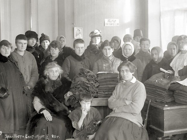 Женщины шьют гимнастерки для красной армии. <br />Екатеринбург. 1920 (ГАСО)