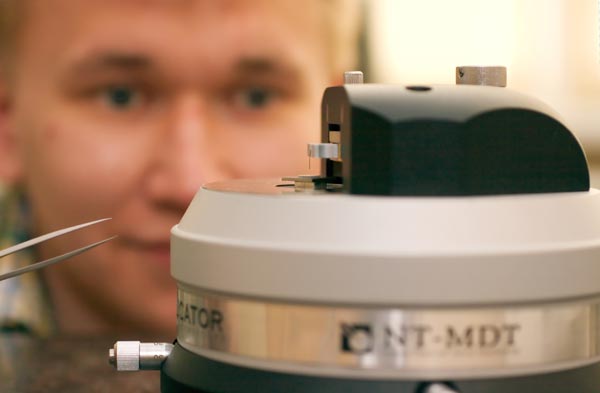 <p>Учебный процесс <br />
Автор: Небогатиков М.С.</p>	
<p>Основная идея: <br />
Изображен учебный процесс на сканирующем зондовом микроскопе Nanoeducator</p>