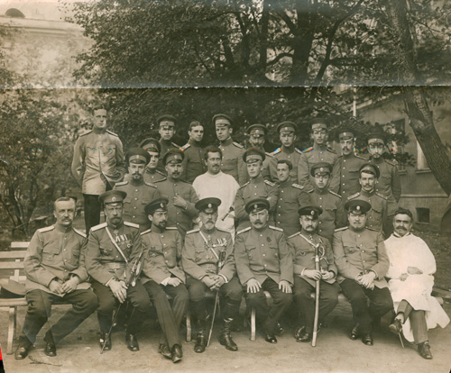 Слушатели, профессора и преподаватели ИВМА в саду Николаевского военного госпиталя, 1914